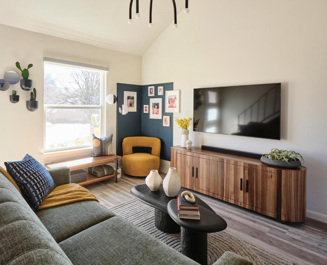 شقة Midcentury Couples Designer Loft - Casa Tuya أوستن المظهر الخارجي الصورة